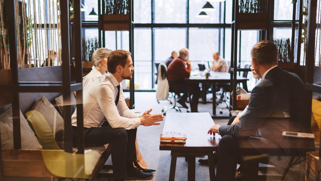 Hybrid Work-Strategie: In drei Schritten zum sicheren und produktiven hybriden Arbeitsplatz. Bereitstellung, Geräteverwaltung, IT-Sicherheit.